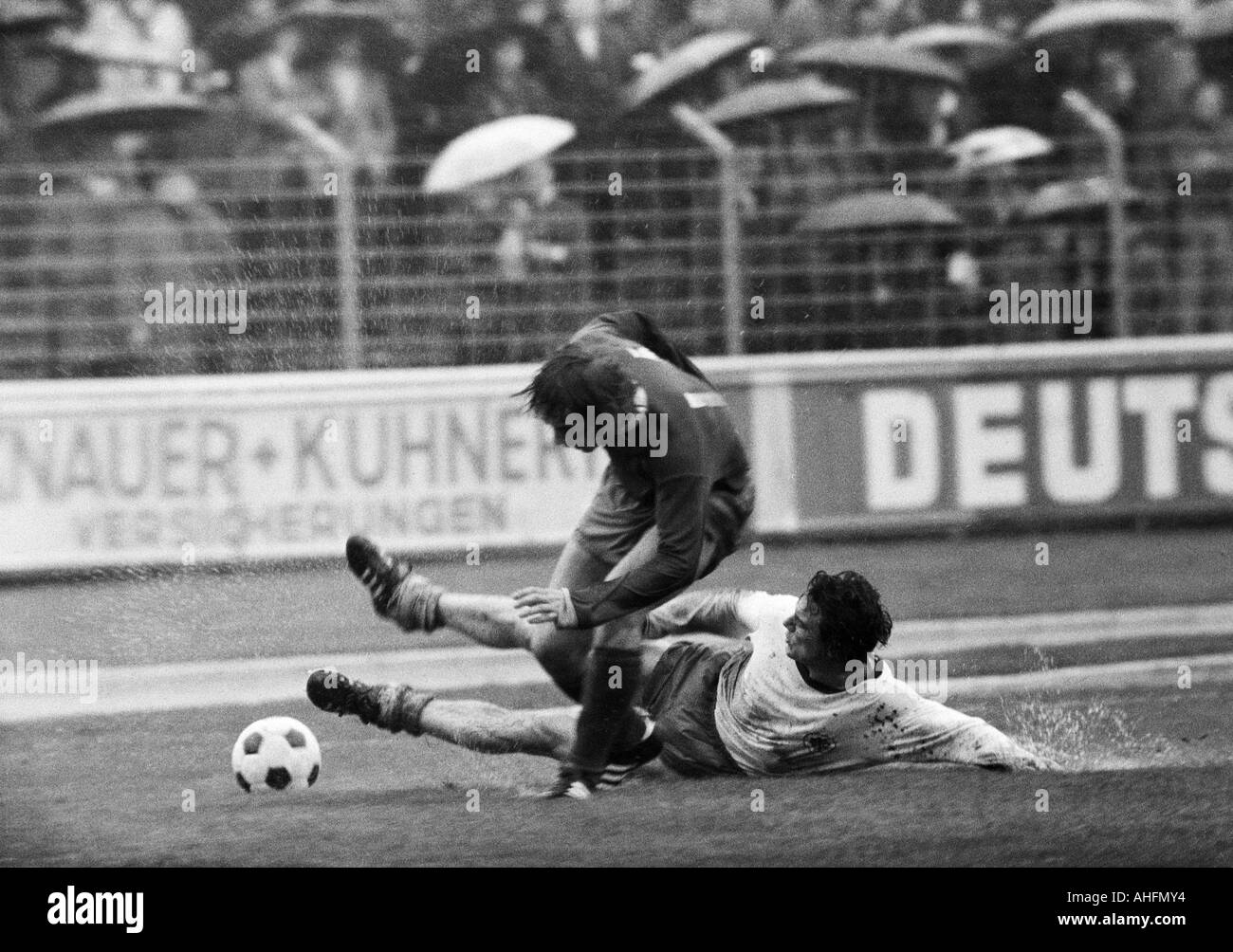 Football, Bundesliga, 1971/1972, Niederrhein Stadium à Oberhausen, le poste d'Oberhausen contre le FC Schalke 04 2:3, un temps pluvieux, jeu dans de fortes pluies, les spectateurs et fans de football avec parasols, scène du match, Reiner Hollmann (RWO) échoue, au-dessus de reg Banque D'Images