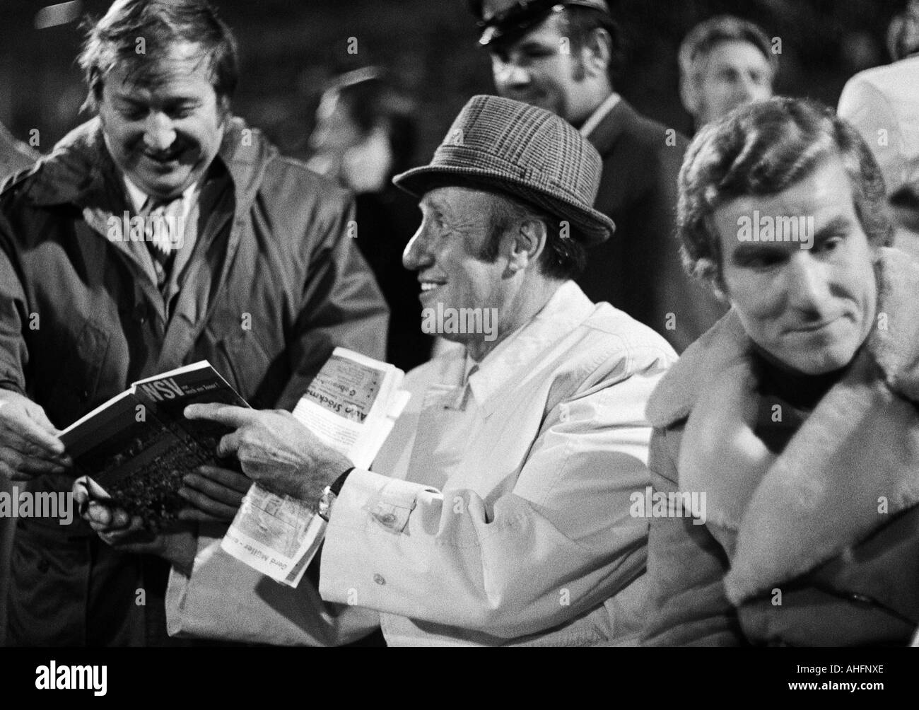 Football, Bundesliga, 1972/1973, Wuppertaler SV contre FC Bayern Munich 1:1, stade am Zoo de Wuppertal, entraîneur national Helmut Schoen donne un autographe à un fan de football Banque D'Images