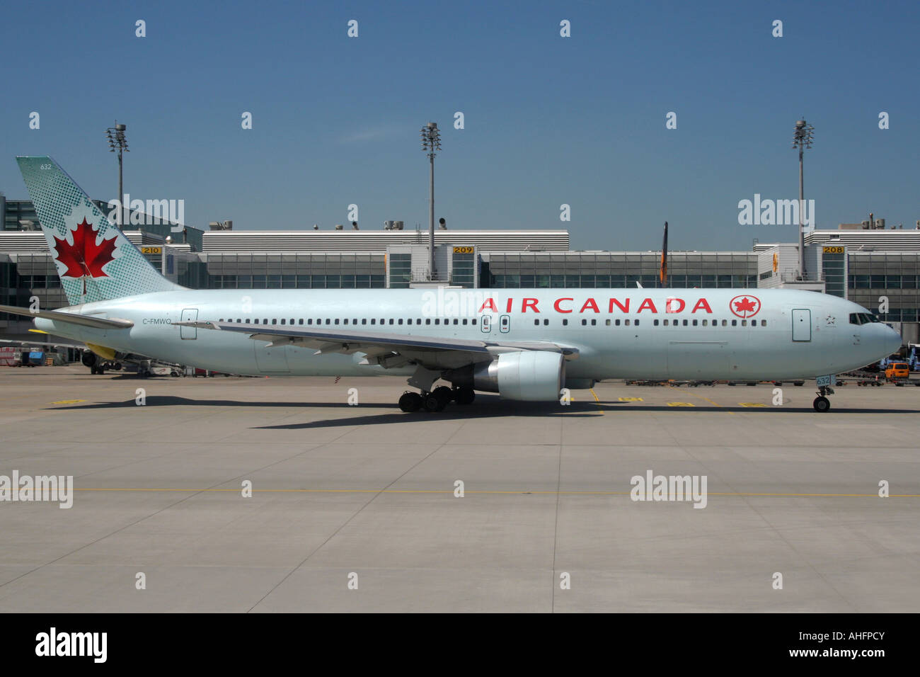 Air Canada Boeing 767-300ER roulage à l'aéroport de Munich Banque D'Images