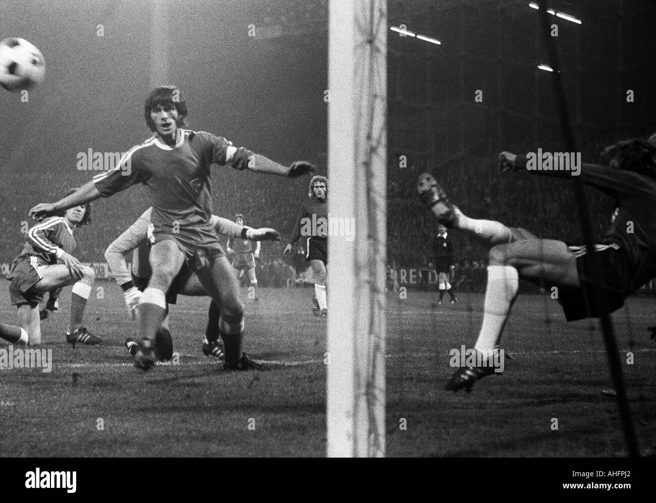 Football, Bundesliga, 1972/1973, VfL Bochum contre Hanovre 96 2:0, stade à l'Castroper Strasse à Bochum, scène du match, Reinhard Majgl (Bochum) gauche et Hans Walitza (Bochum) 2.f.l. sont trop tard, jeu par un joueur de Hanovre pour son droit kee Banque D'Images