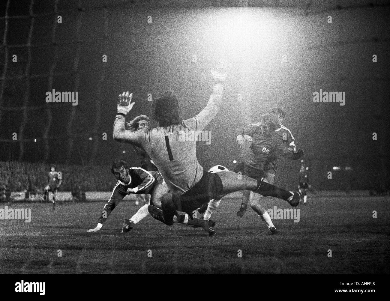 Football, Bundesliga, 1972/1973, VfL Bochum contre Hanovre 96 2:0, stade à l'Castroper Strasse à Bochum, scène du match, f.l.t.r. Werner balte (Bochum), keeper Franz Josef Pauly (96) Banque D'Images