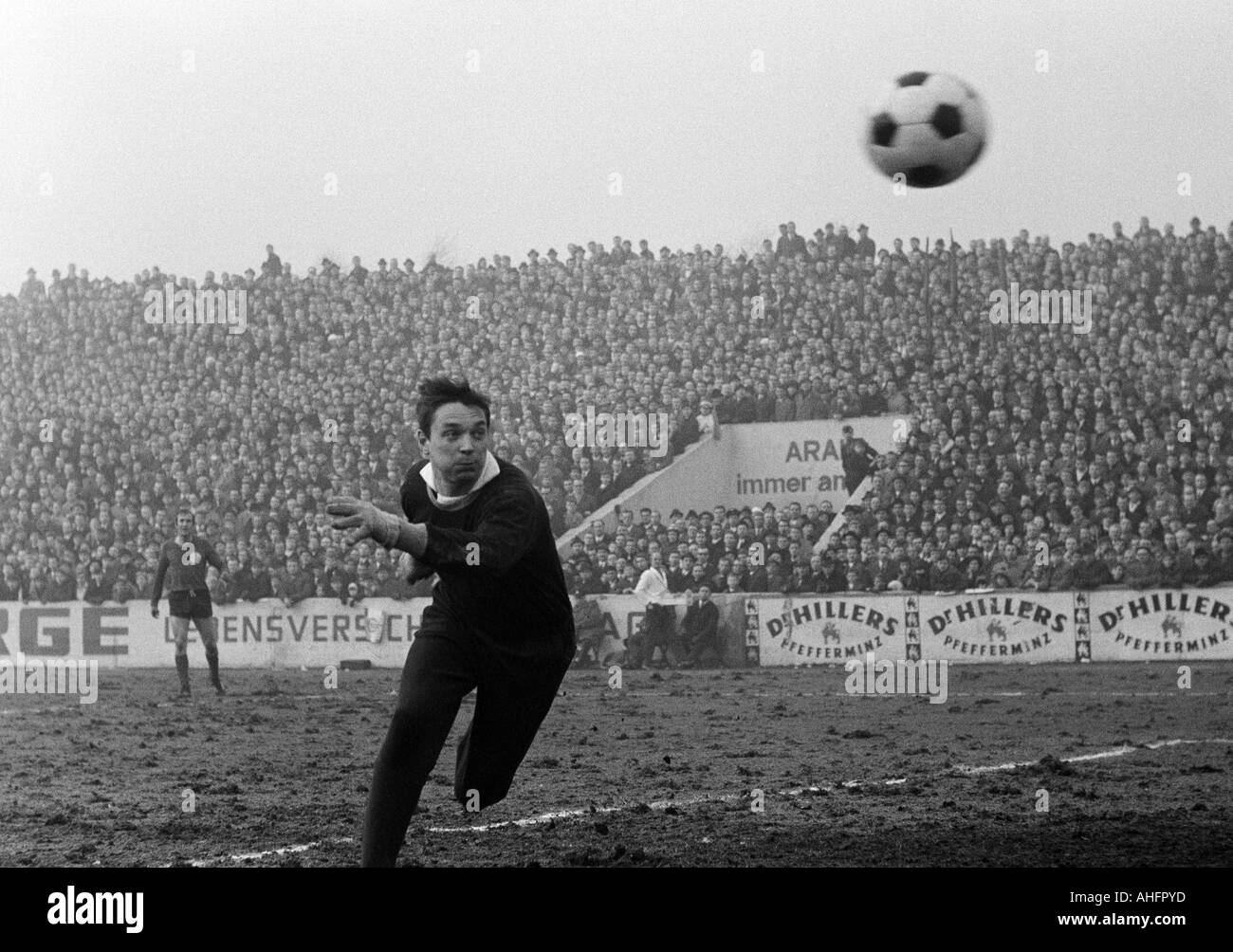Football, Ouest Regionalliga, années 1967-1968, stade an der Hafenstrasse à Essen, Essen poste contre Bayer Leverkusen 2:1, scène du match, keeper Fred Werner Bockholt (RWE) occupe une balle a échoué à l'objectif Banque D'Images