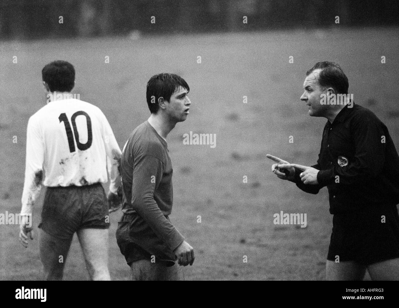 Football, Ouest Regionalliga, années 1967-1968, Bayer Leverkusen gegen Poste d'Oberhausen 1:2, Ulrich Haberland Stadium à Leverkusen, match au temps pluvieux, scène du match, arbitre Wilfried Hilker de Bochum donne un avertissement à Helmut Roehrig (Bayer), gauche Banque D'Images
