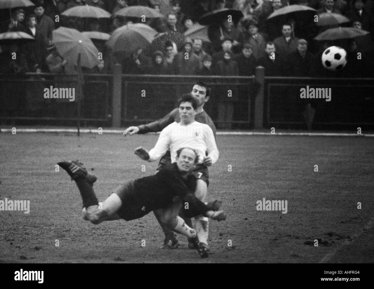 Football, Ouest Regionalliga, années 1967-1968, Bayer Leverkusen gegen Poste d'Oberhausen 1:2, Ulrich Haberland Stadium à Leverkusen, match au temps pluvieux, scène du match, f.l.t.r. keeper Hans Benzler (Bayer), Georg Mueller (RWO), Leo Wilden (Bayer) Banque D'Images