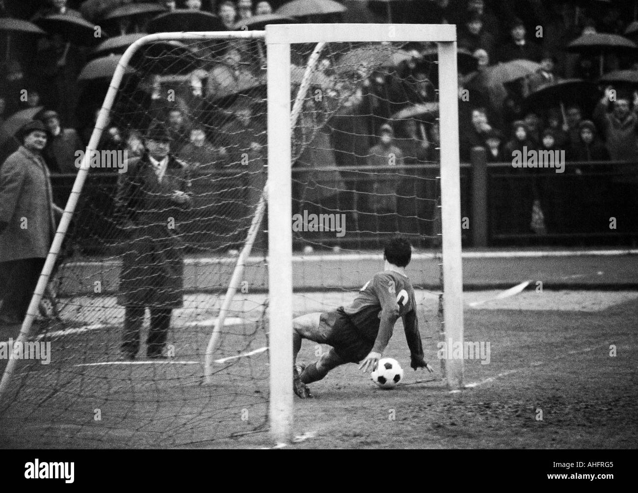 Football, Ouest Regionalliga, années 1967-1968, Bayer Leverkusen gegen Poste d'Oberhausen 1:2, Ulrich Haberland Stadium à Leverkusen, match au temps pluvieux, scène du match, but à Oberhausen, Helmut Roehrig (Bayer) est chanceless Banque D'Images