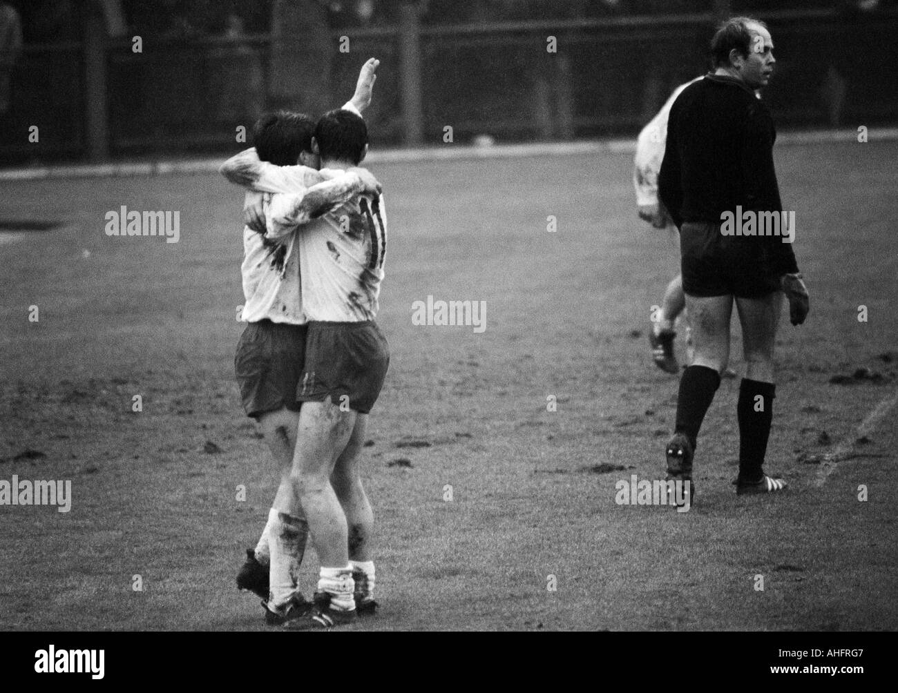 Football, Ouest Regionalliga, années 1967-1968, Bayer Leverkusen gegen Poste d'Oberhausen 1:2, Ulrich Haberland Stadium à Leverkusen, match au temps pluvieux, scène du match, jouant à un objectif d'Oberhausen, Dieter gauche (Brozulat RWO, 11) et une autre d'une ORRF p Banque D'Images