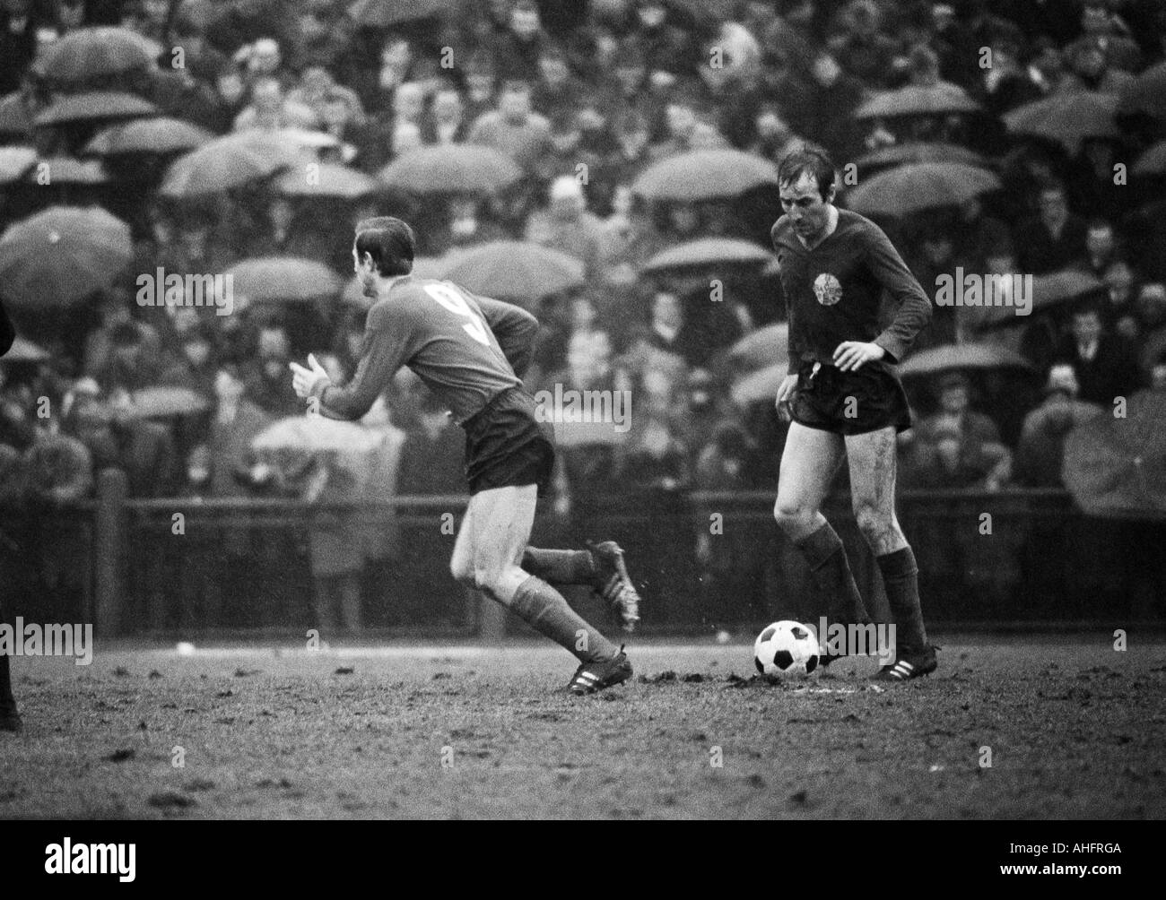 Football, Ouest Regionalliga, années 1967-1968, Bayer Leverkusen gegen Poste d'Oberhausen 1:2, Ulrich Haberland Stadium à Leverkusen, jeu à un temps pluvieux, les spectateurs tenir parapluies, théâtre de l'allumette, Karl Heinz gauche bruecken (Bayer), Helmut droit Richert ( Banque D'Images