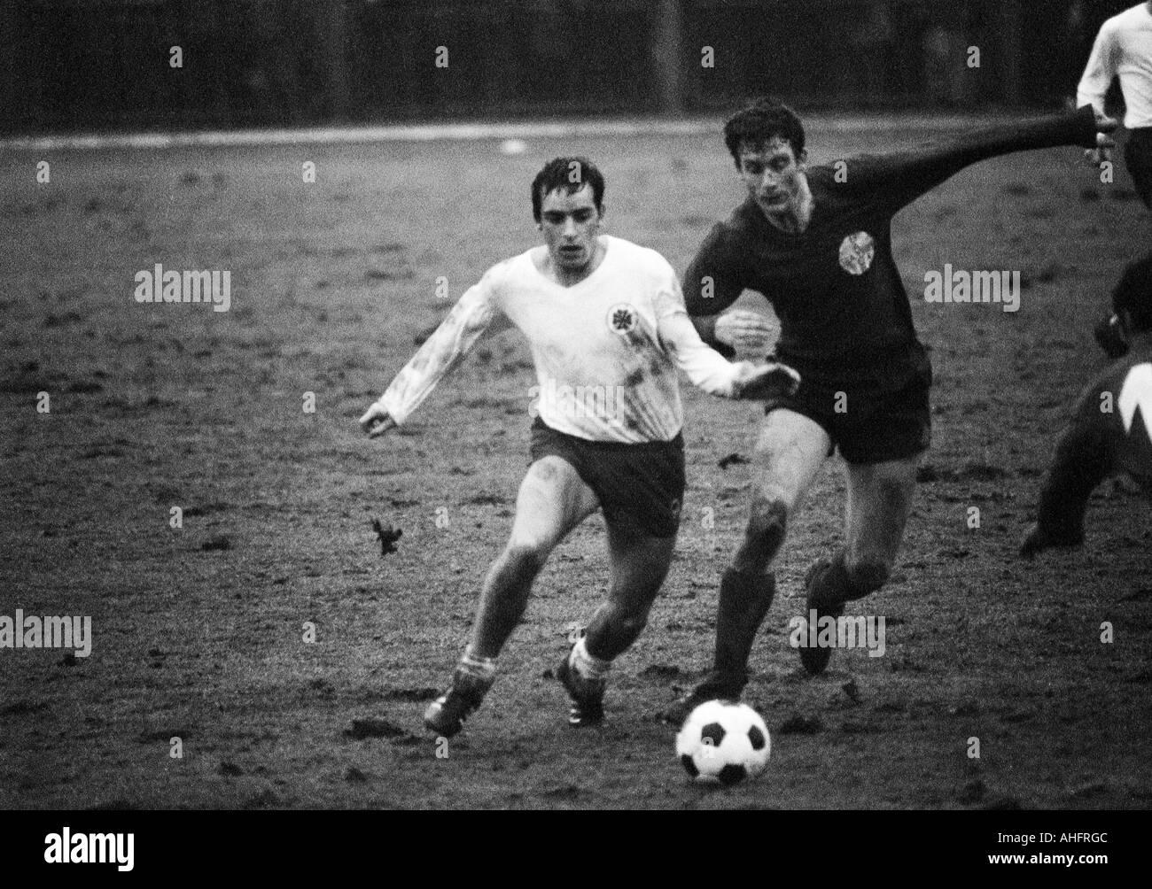 Football, Ouest Regionalliga, années 1967-1968, Bayer Leverkusen gegen Poste d'Oberhausen 1:2, Ulrich Haberland Stadium à Leverkusen, match au temps pluvieux, scène du match, duel entre Franz Krauthausen RWO (gauche) et Guenter Haarmann (Bayer) Banque D'Images
