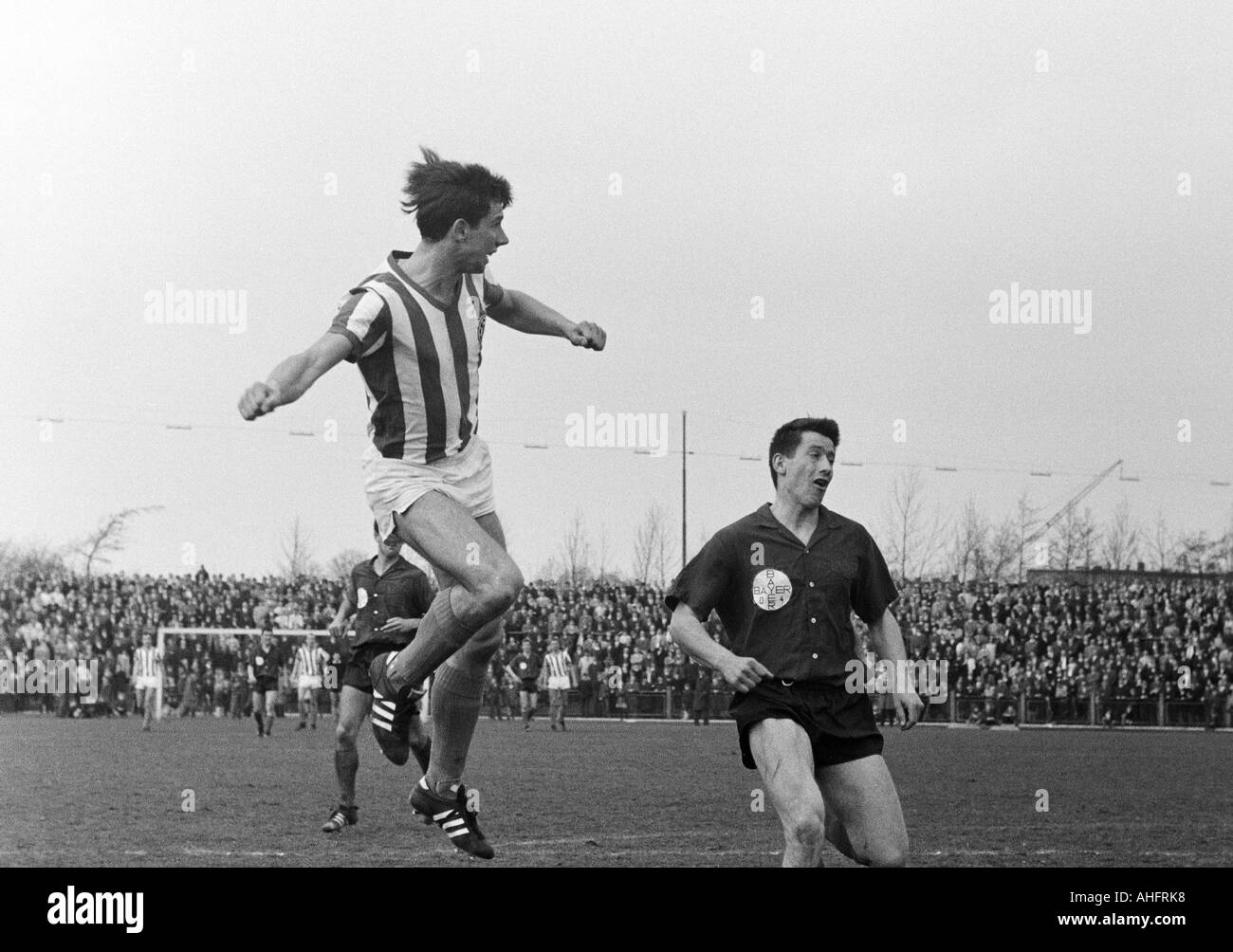 Football, Ouest Regionalliga, années 1967-1968, Bayer Leverkusen contre Arminia Bielefeld 2:0, Ulrich Haberland Stadium à Leverkusen, scène du match, l'en-tête par Dietmar Erler (Bielefeld) gauche, droite Willi Haag (Bayer) Banque D'Images