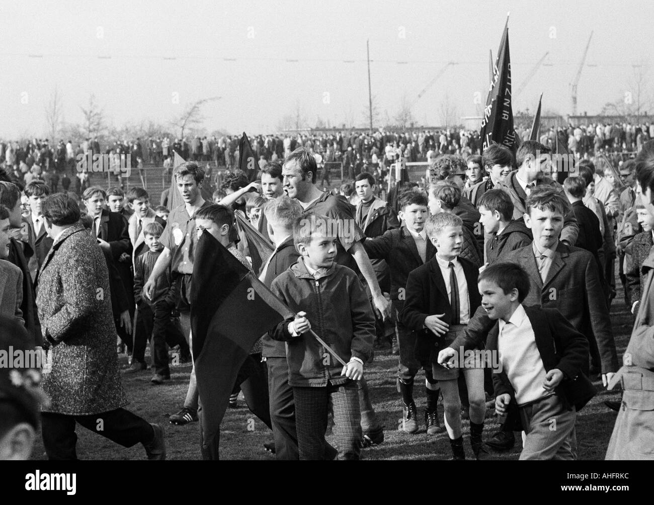Football, Ouest Regionalliga, années 1967-1968, Bayer Leverkusen contre Arminia Bielefeld 2:0, Ulrich Haberland Stadium à Leverkusen, les jeunes fans de football Leverkusen se réjouissent de la victoire et d'encercler les joueurs Karl Heinz bruecken (Bayer) gauche et Helmut Richert Banque D'Images
