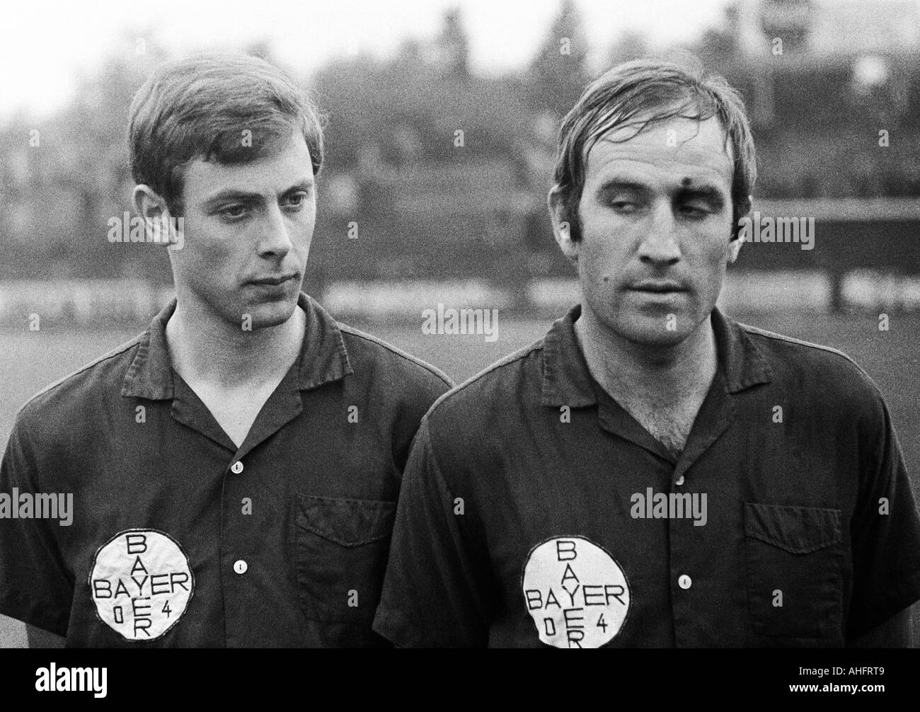 Football, Ouest Regionalliga, années 1967-1968, stade suis Uhlenkrug à Essen, ETB Schwarz-Weiss Essen contre Bayer Leverkusen 3:3, les joueurs de football de quitter le terrain, gauche Karl Heinz bruecken (Leverkusen), Helmut droit Richert (Leverkusen) Banque D'Images