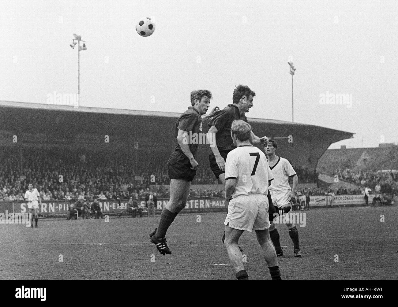 Football, Ouest Regionalliga, années 1967-1968, ETB Schwarz-Weiss Essen contre Bayer Leverkusen 3:3, stade suis Uhlenkrug à Essen, scène du match, f.l.t.r. Karl Heinz bruecken (Bayer), Guenter Haarmann (Bayer), Hermann Bredenfeld, ETB (7), Hans Walitza (ETB) Banque D'Images