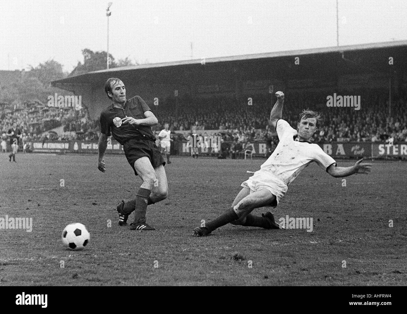 Football, Ouest Regionalliga, années 1967-1968, ETB Schwarz-Weiss Essen contre Bayer Leverkusen 3:3, stade suis Uhlenkrug à Essen, scène du match, duel entre Helmut Richert (Bayer) gauche et Herbert Stoffmehl (ETB) Banque D'Images
