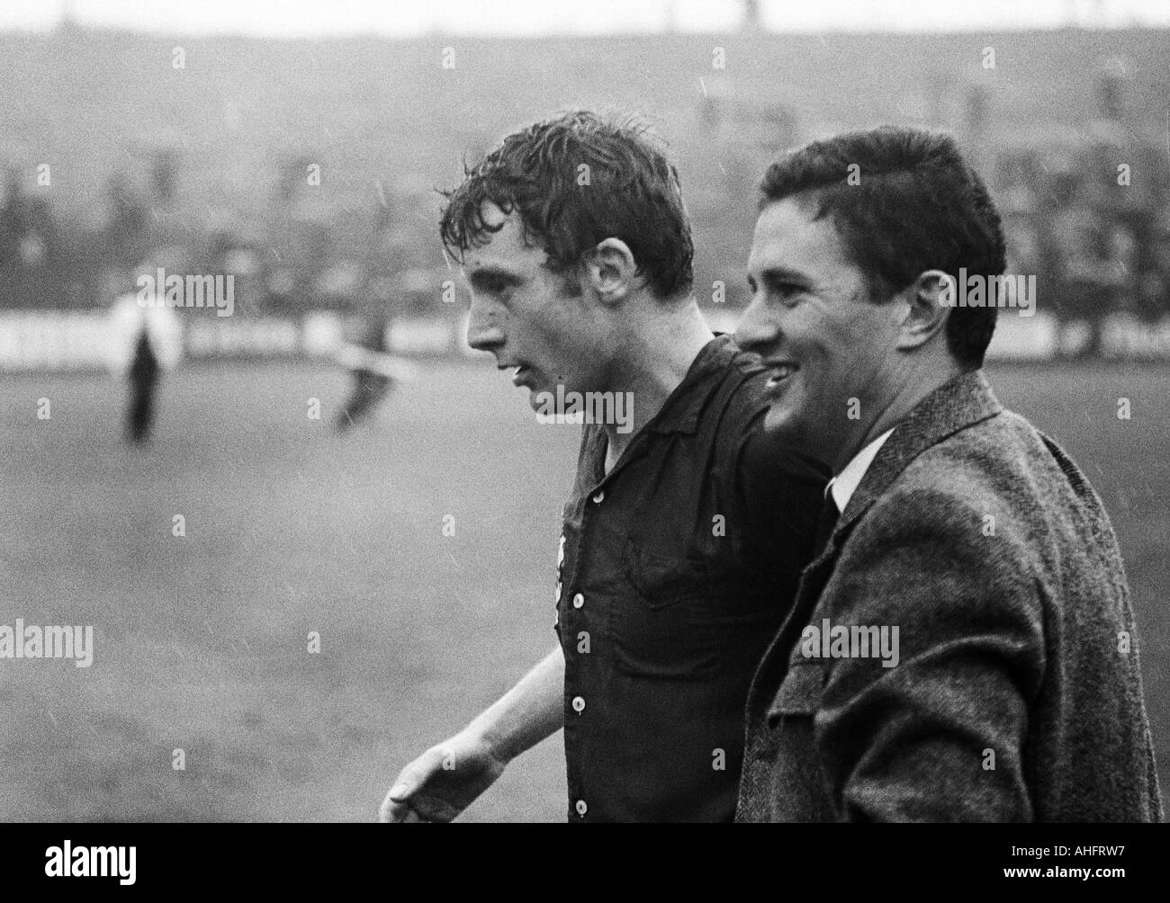 Football, Ouest Regionalliga, années 1967-1968, stade suis Uhlenkrug à Essen, ETB Schwarz-Weiss Essen contre Bayer Leverkusen 3:3, les joueurs de football, gauche Guenter Haarmann (Leverkusen), droit Fredi Henneken (Leverkusen) en vêtements civils Banque D'Images