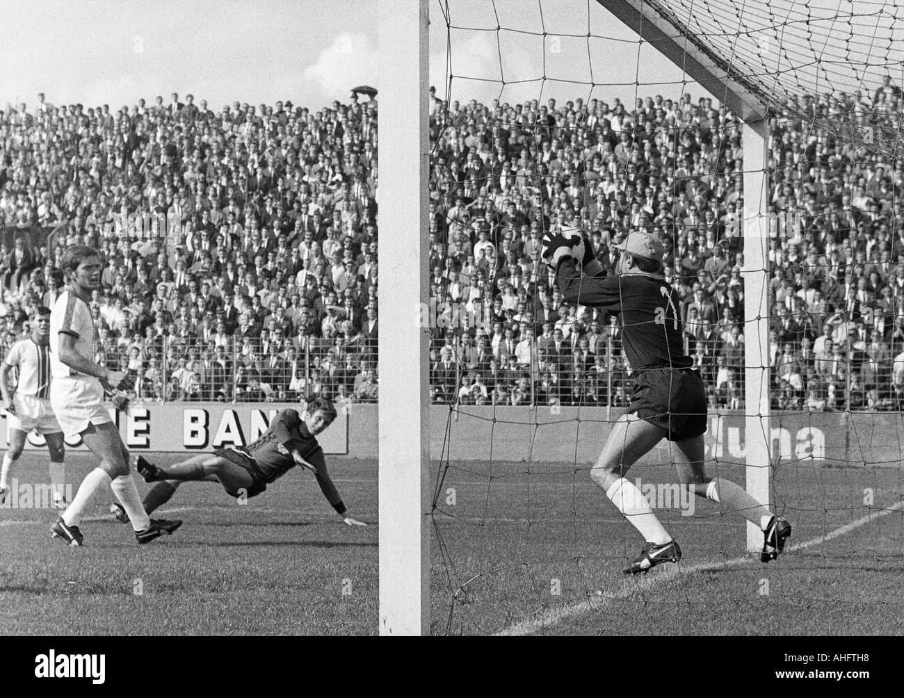 Regionalliga West, football, stade, 1968/1969 an der Hafenstrasse à Essen, Essen poste contre Bayer Leverkusen 2:2, scène du match, f.l.t.r. Hans Doerre (RWE), Rolf Lefkes (RWE), Guenter Haarmann (Bayer), keeper Fred Werner Bockholt (RWE) Banque D'Images