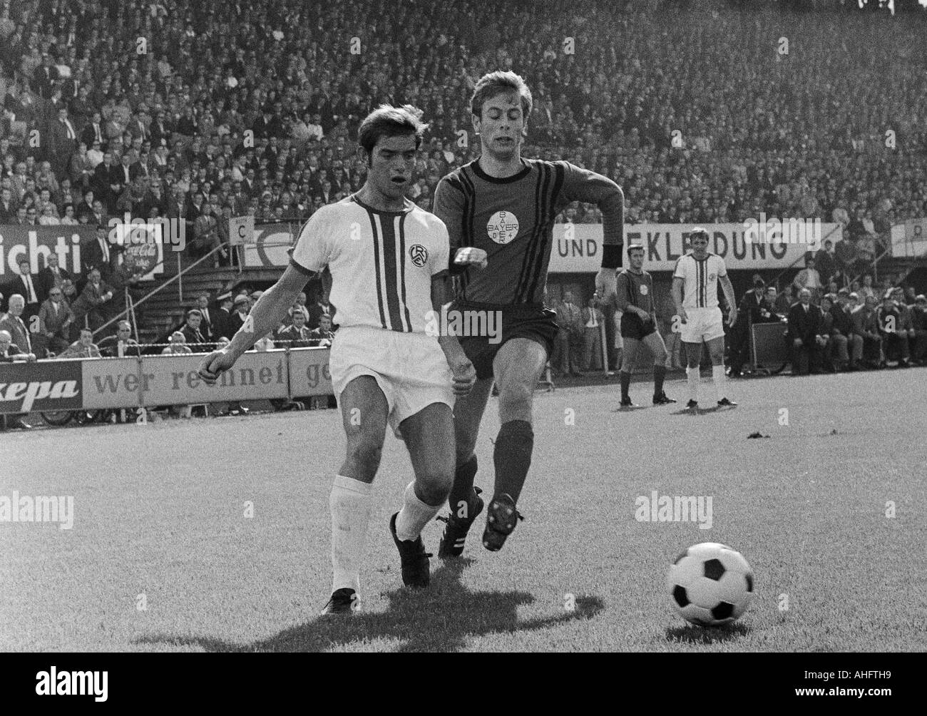Regionalliga West, football, stade, 1968/1969 an der Hafenstrasse à Essen, Essen poste contre Bayer Leverkusen 2:2, scène du match, duel entre Rolf Lefkes (RWE) gauche et Karl Heinz bruecken (Bayer), derrière le f.l.t.r. Svonko Bego (Bayer), Wolfga Banque D'Images