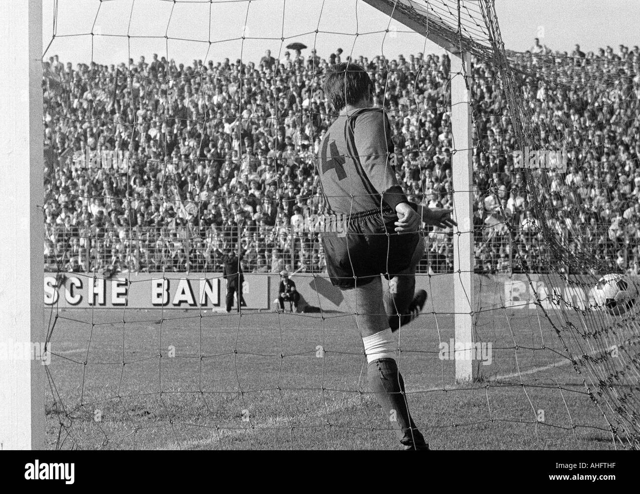 Regionalliga West, football, stade, 1968/1969 an der Hafenstrasse à Essen, Essen poste contre Bayer Leverkusen 2:2, scène du match, 1:0 L'objectif d'en-tête à Essen par Guenter Proepper (non représentée), Helmut Roehrig (Bayer, 4) est frustré Banque D'Images