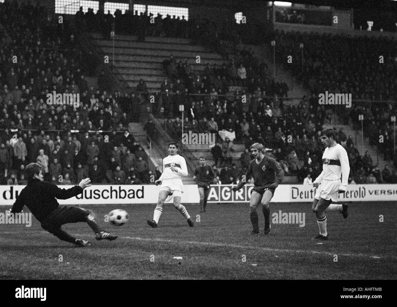 Football, Bundesliga 1968/1969 Borussia Moenchengladbach, contre le VfB Stuttgart 4:4, Boekelberg Stadium, théâtre de l'allumette, f.l.t.r. keeper Gerhard Heinze, Horst Haug (Stuttgart), Herbert Laumen, Erwin Kremers (Gladbach), Hans Arnold (Stuttgart Banque D'Images