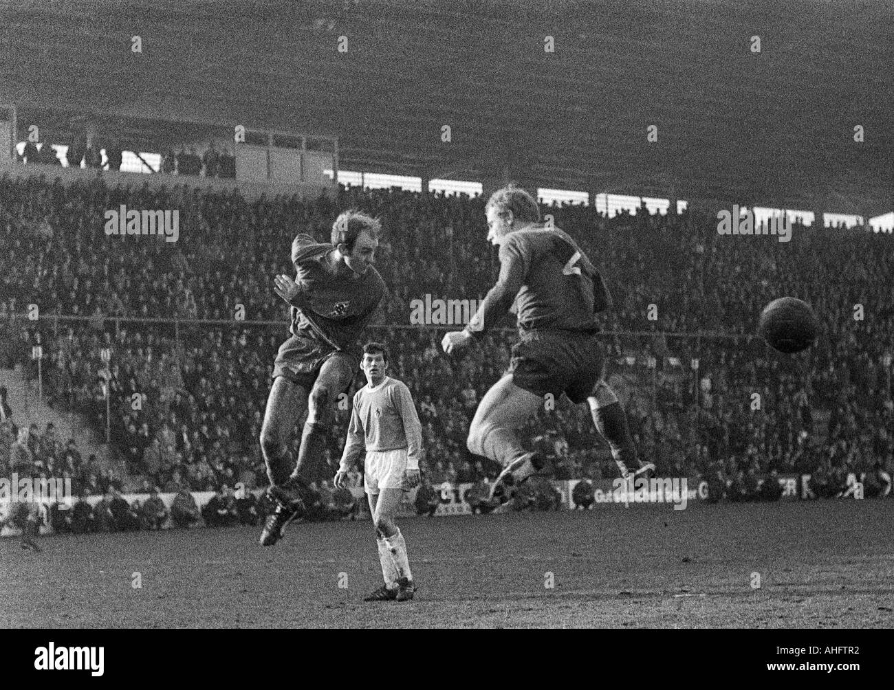 Football, Bundesliga 1968/1969 Borussia Moenchengladbach, par rapport à 1860 Munich 3:0, Boekelberg Stadium, théâtre de l'allumette, f.l.t.r. Horst Koeppel (MG), Hans Reich (1860), Berti Vogts (MG) Banque D'Images