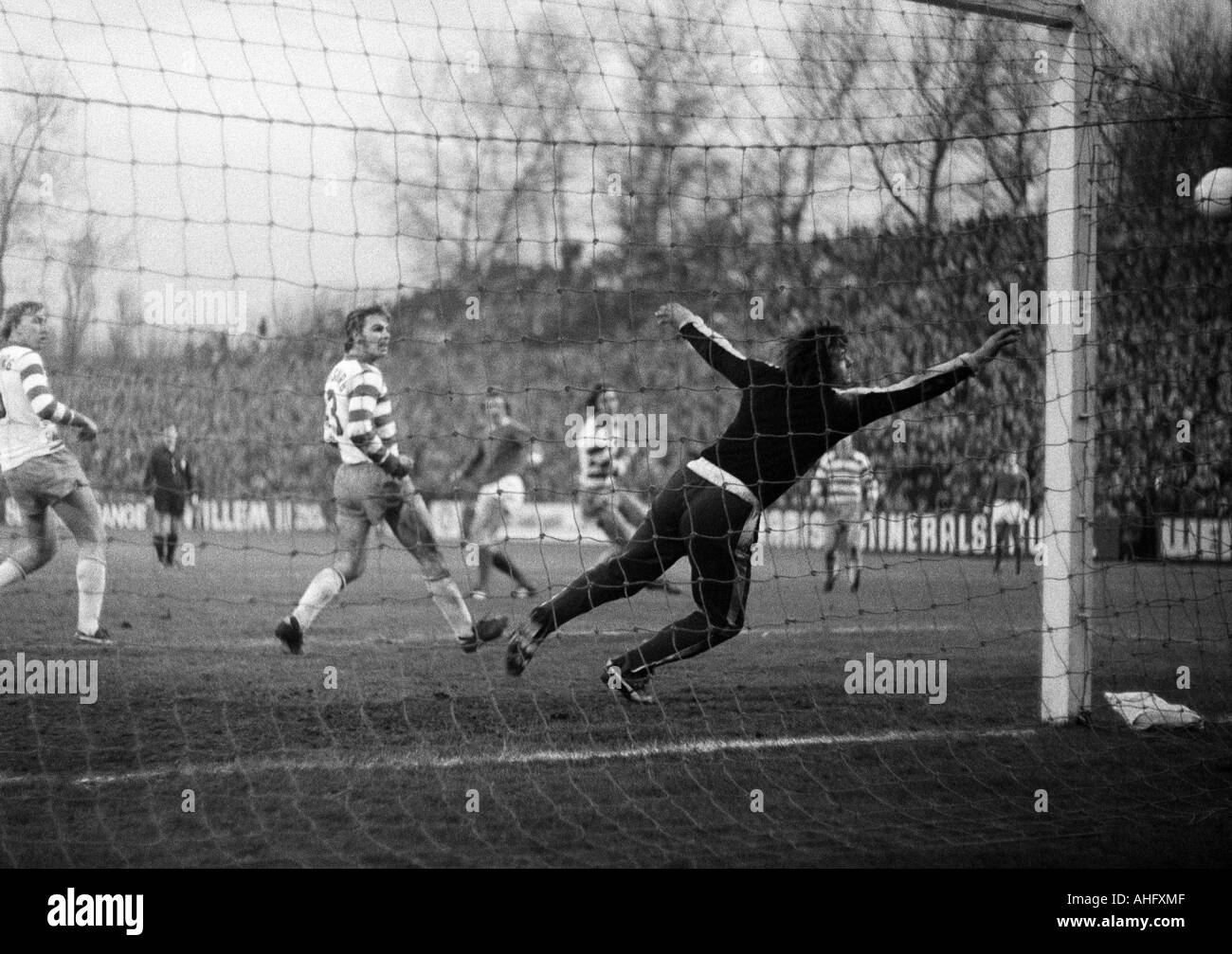 Football, Bundesliga, 1972/1973, contre le FC Schalke 04 1:1 MSV Duisburg, Glueckaufkampfbahn Stadium à Gelsenkirchen, scène du match, f.l.t.r. Kurt Rettkowski (MSV), Bernard Dietz (MSV), keeper Dietmar Linders (MSV) Banque D'Images