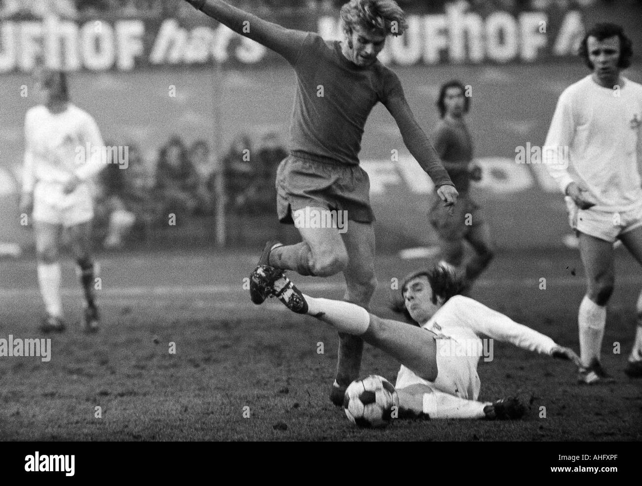 Football, Bundesliga, 1972/1973, le stade Radrennbahn près du stade à Cologne, Muengersdorfer 1. FC Cologne contre le FC Bayern Munich 2:1, scène du match, duel entre Wilhelm Hoffmann (FCB) milieu et Detlev Lauscher (Koeln), Heinz droit (Simmet Koe Banque D'Images