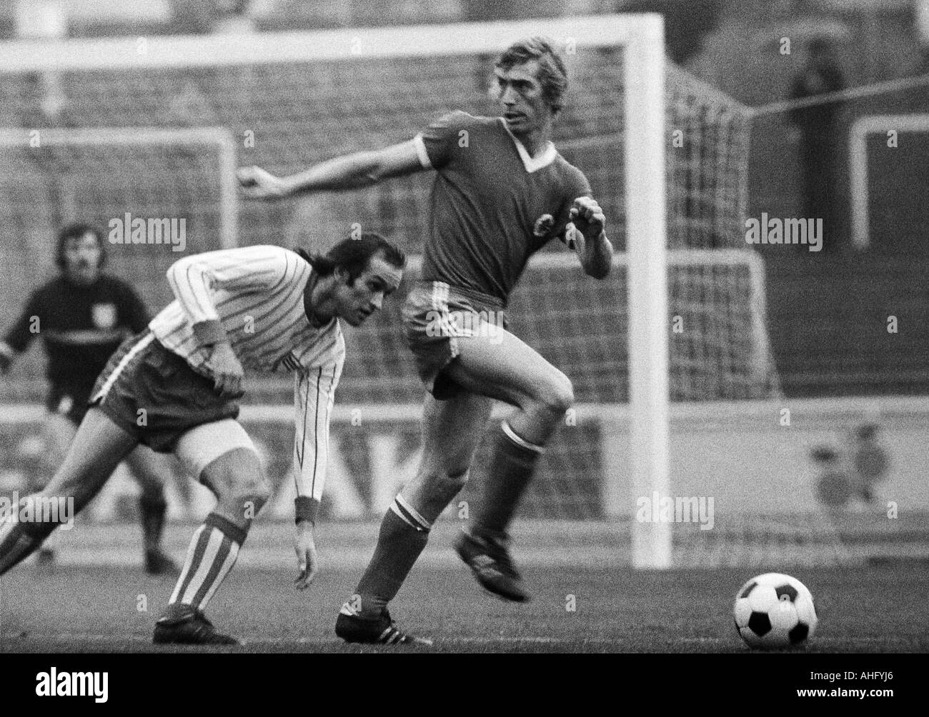 Regionalliga West, football, 1973/1974, Niederrhein Stadium à Oberhausen, le poste d'Oberhausen contre Sportfreunde Siegen 3:1, scène du match, Ditmar Jakobs (RWO) droit et Guenter Thielmann (Siegen) Banque D'Images