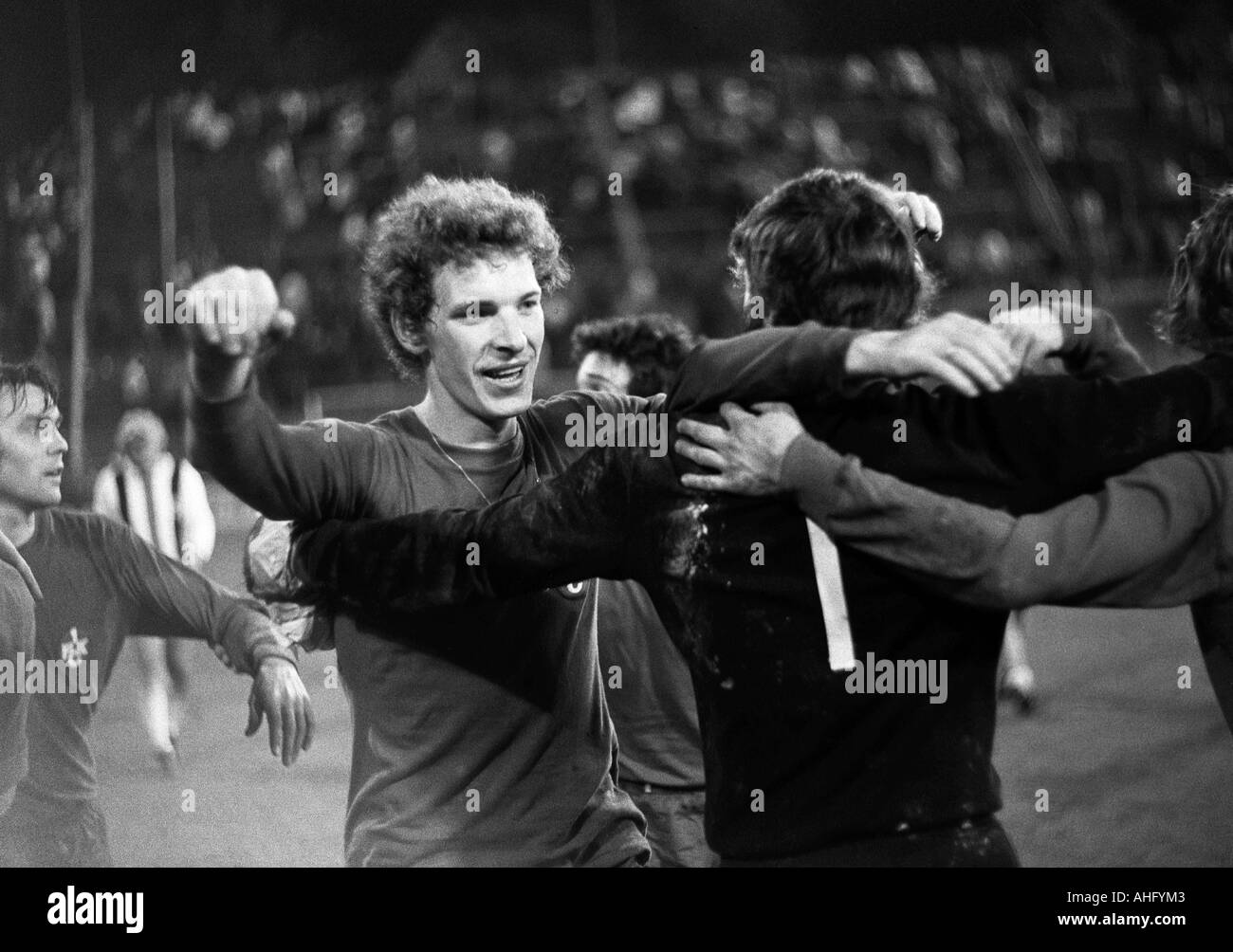 Football, Bundesliga 1973/1974 Borussia Moenchengladbach, contre 1. FC Kaiserslautern 2:2, Boekelberg Stadium, les joueurs de football de réjouissance, f.l.t.r. Herbert Laumen (FCK), Klaus Toppmoeller (FCK), keeper Josef Elting (FCK) Banque D'Images