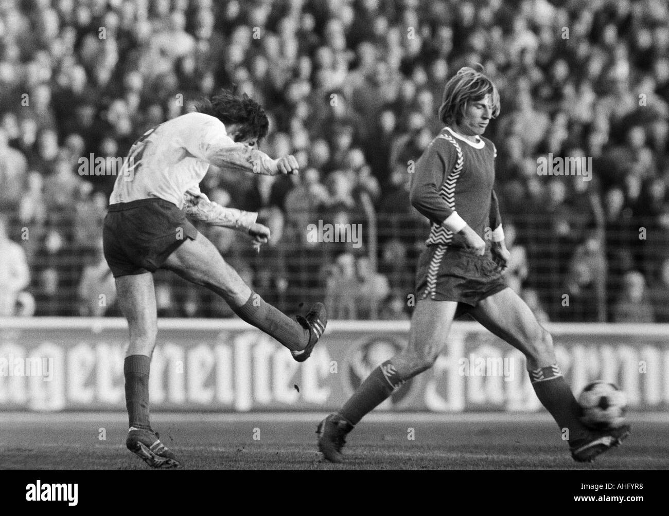 Regionalliga West, football, 1973/1974, Niederrhein Stadium à Oberhausen, le poste d'Oberhausen contre Bayer Uerdingen 05 2:0, scène du match, un joueur d'Oberhausen, tirs au but droit Josef Schneiders (Bayer) Banque D'Images