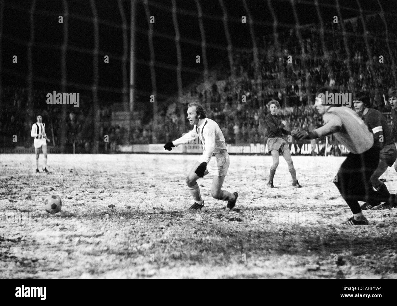 Football, DFB, huitième final, 1973/1974, Borussia Moenchengladbach contre Hambourg SV 2:2 après prolongation, Boekelberg Stadium à Moenchengladbach, jeu sur la masse de neige, scène du match, f.l.t.r. Hans Klinkhammer (MG), Bernd Rupp (MG), Caspar Memeri Banque D'Images