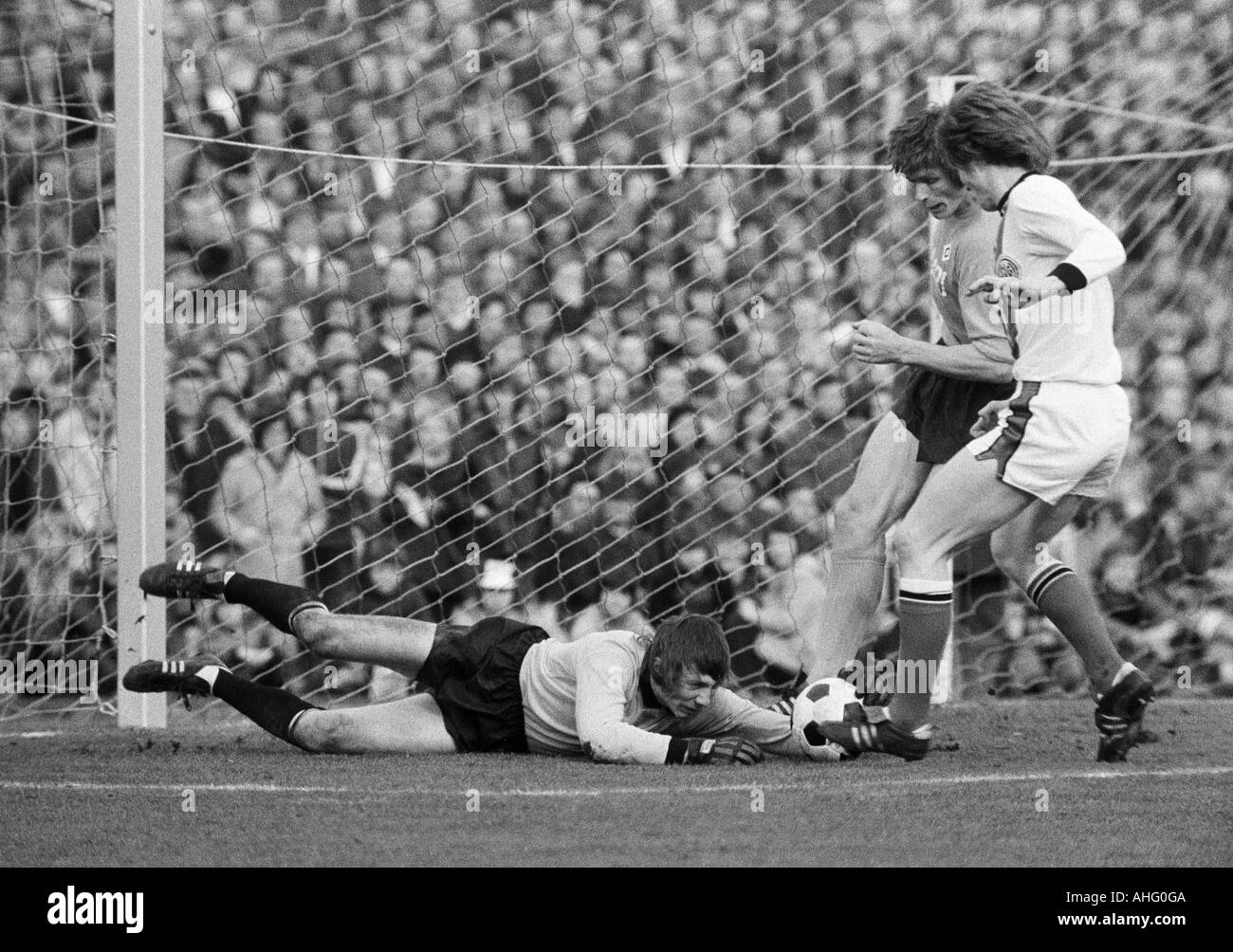 Football, DFB, quart-de-finale, 1973/1974, SG Wattenscheid 09 contre Hambourg SV 0:1 après prolongation, Lohrheide Stadium à Bochum-Wattenscheid, scène du match, f.l.t.r. keeper Rudolf Kargus (HSV), Peter Nogly (HSV), Ewald Hammes (Wattenscheid) Banque D'Images