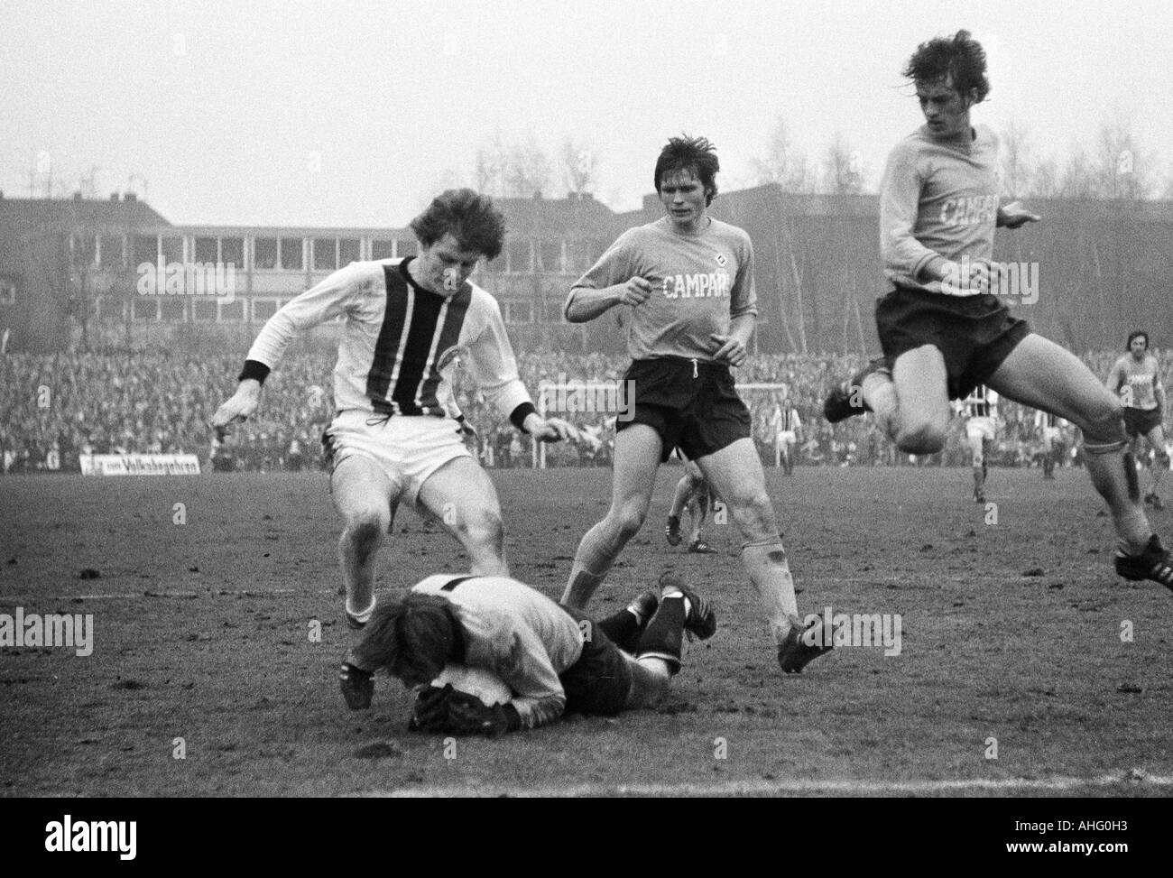 Football, DFB, quart-de-finale, 1973/1974, SG Wattenscheid 09 contre Hambourg SV 0:1 après prolongation, Lohrheide Stadium à Bochum-Wattenscheid, scène du match, f.l.t.r. keeper Rudolf Kargus (HSV) enregistre la balle, Ewald Hammes (Wattenscheid), Peter Banque D'Images