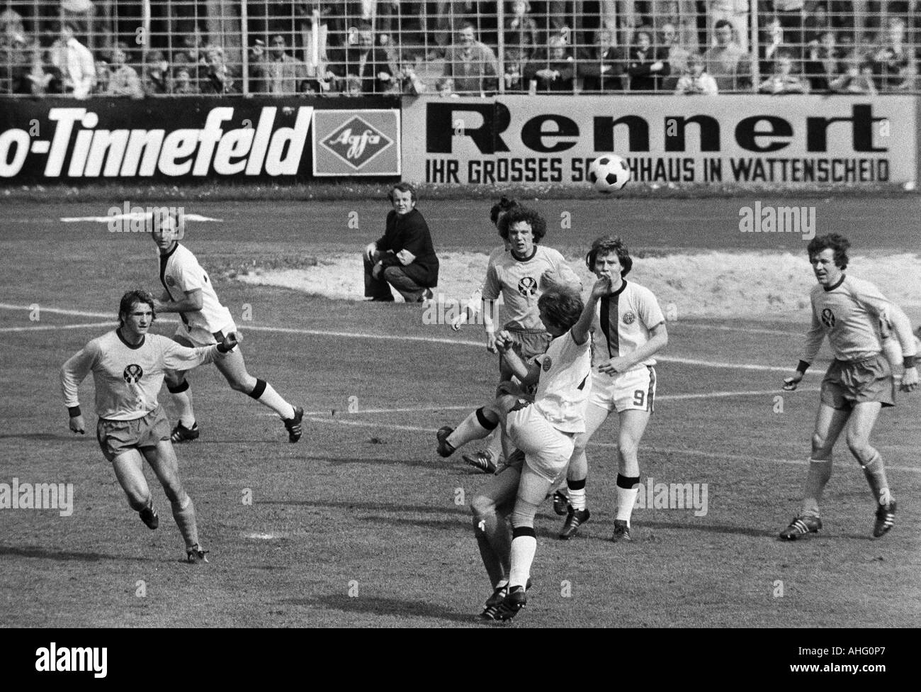 Football, promotion 1973/1974 Regionalliga, match à la Bundesliga 1974/1975, SG Wattenscheid 09 contre l'Eintracht Brunswick 0:0, stade de Lohrheide Bochum-Wattenscheid, l'Eintracht Braunschweig a été le premier club allemand de football qui met en oeuvre la chemise Banque D'Images