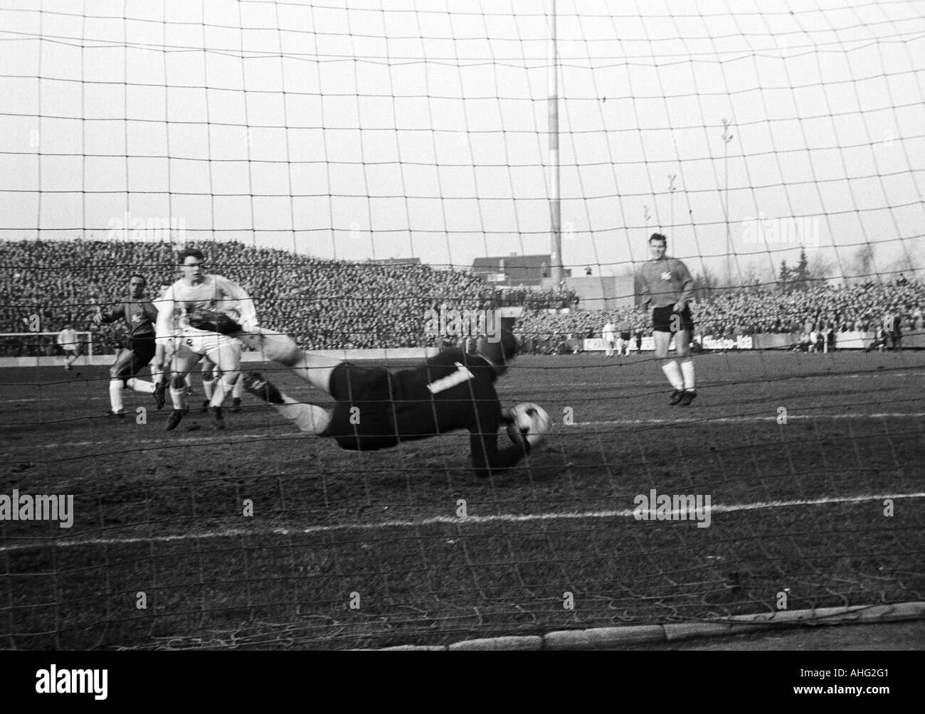 Football, Bundesliga 1966/1967 Borussia Moenchengladbach, contre Hanovre 96 2:0, Boekelberg Stadium, théâtre de l'allumette, f.l.t.r. Stefan Bena (96), Herbert Laumen (Gladbach), Horst Torwart Podlasly (96), Christian Breuer (96) Banque D'Images