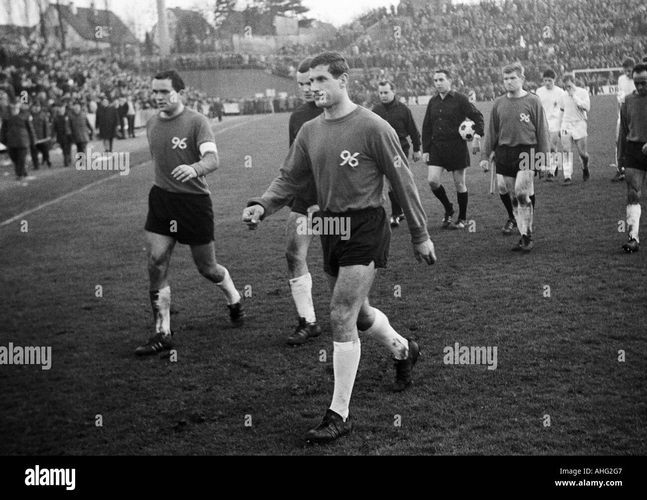 Football, Bundesliga 1966/1967 Borussia Moenchengladbach, contre Hanovre 96 2:0, du stade de football Boekelberg, joueurs de quitter le terrain, f.l.t.r. Klaus Bohnsack (96), keeper Horst Podlasly (96), Otto Laszig (96), un arbitre, arbitre assistant Fritz Seiler Banque D'Images