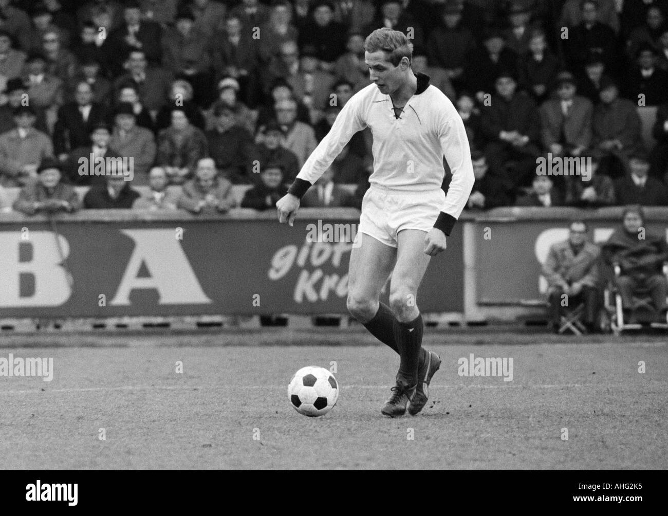 Regionalliga West, football, 1966/1967, ETB Schwarz-Weiss Essen contre Bayer Leverkusen 3:0, stade suis Uhlenkrug à Essen, scène du match, Manfred Kaufmann (ETB) en possession de la balle Banque D'Images