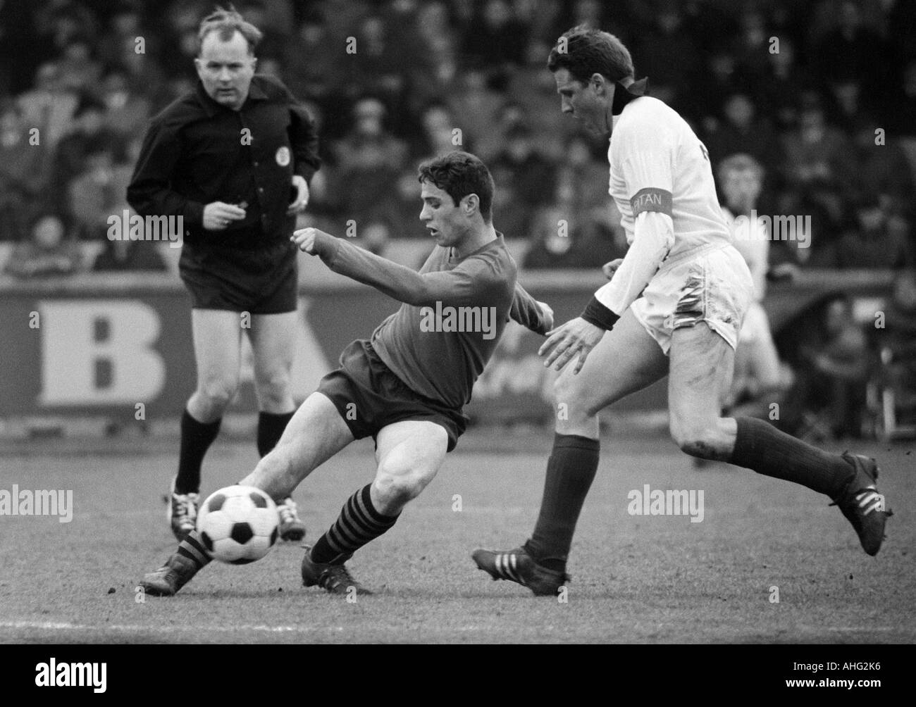 Regionalliga West, football, 1966/1967, ETB Schwarz-Weiss Essen contre Bayer Leverkusen 3:0, stade suis Uhlenkrug à Essen, scène du match, f.l.t.r. arbitre Wilfried Hilker de Bochum, Dieter Fern (Bayer), Karlheinz Mozin (ETB) Banque D'Images