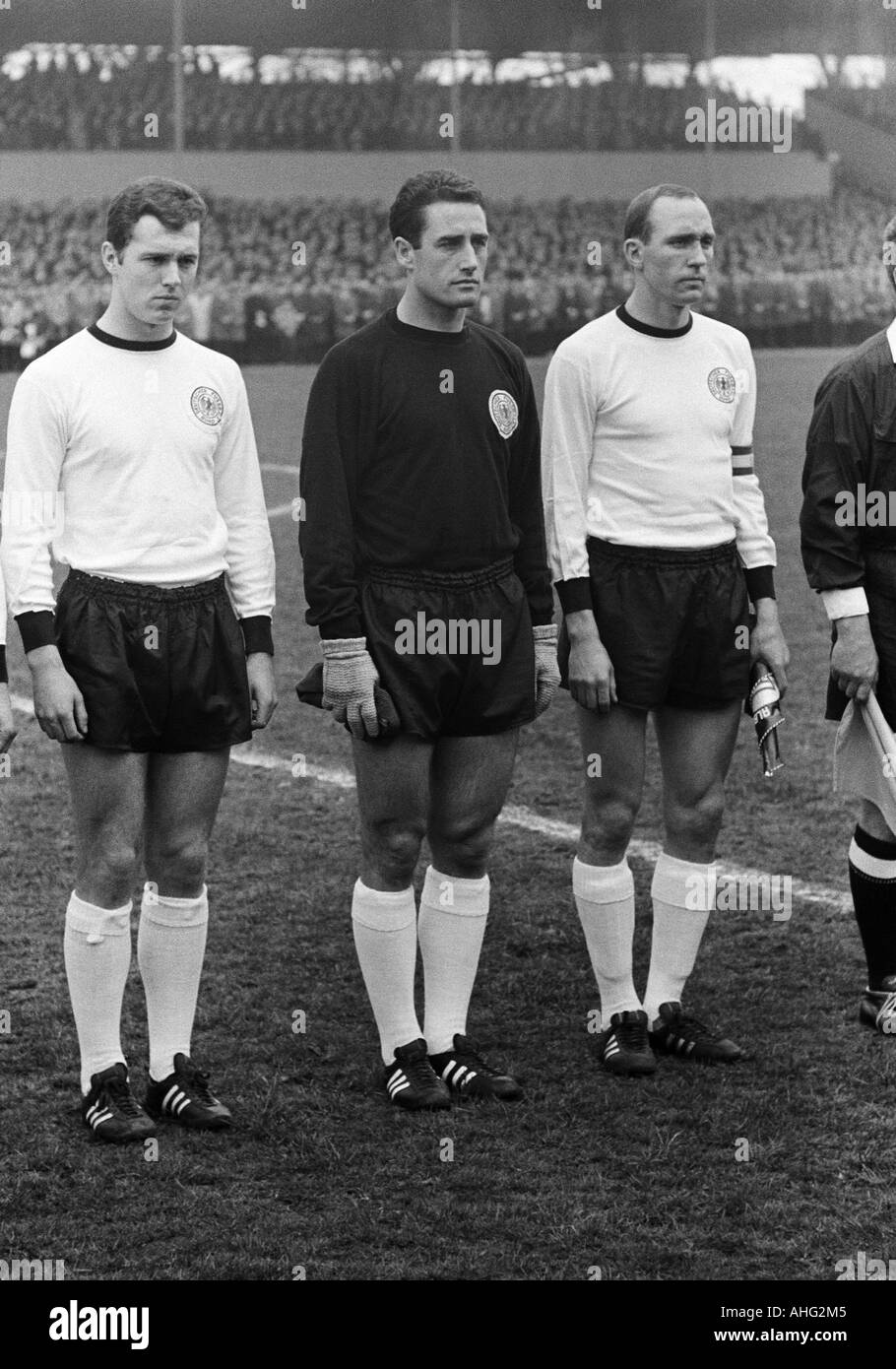 Football, championnat d'Europe 1968, tour de qualification, groupe 4, stade Rote Erde à Dortmund, en 1967, l'Allemagne contre l'Albanie 6:0, photo de groupe, partielle sur l'équipe de RFA, f.l.t.r. Franz Beckenbauer, Hans Tilkowski, Willi Schulz Banque D'Images