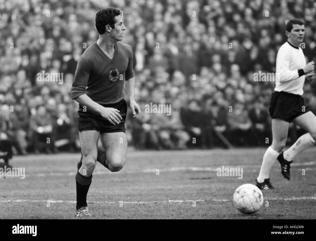 Football, championnat d'Europe 1968, tour de qualification, groupe 4, stade Rote Erde à Dortmund, en 1967, l'Allemagne contre l'Albanie 6:0, scène du match, Ulsass Lothar droit (1960-1969) Banque D'Images
