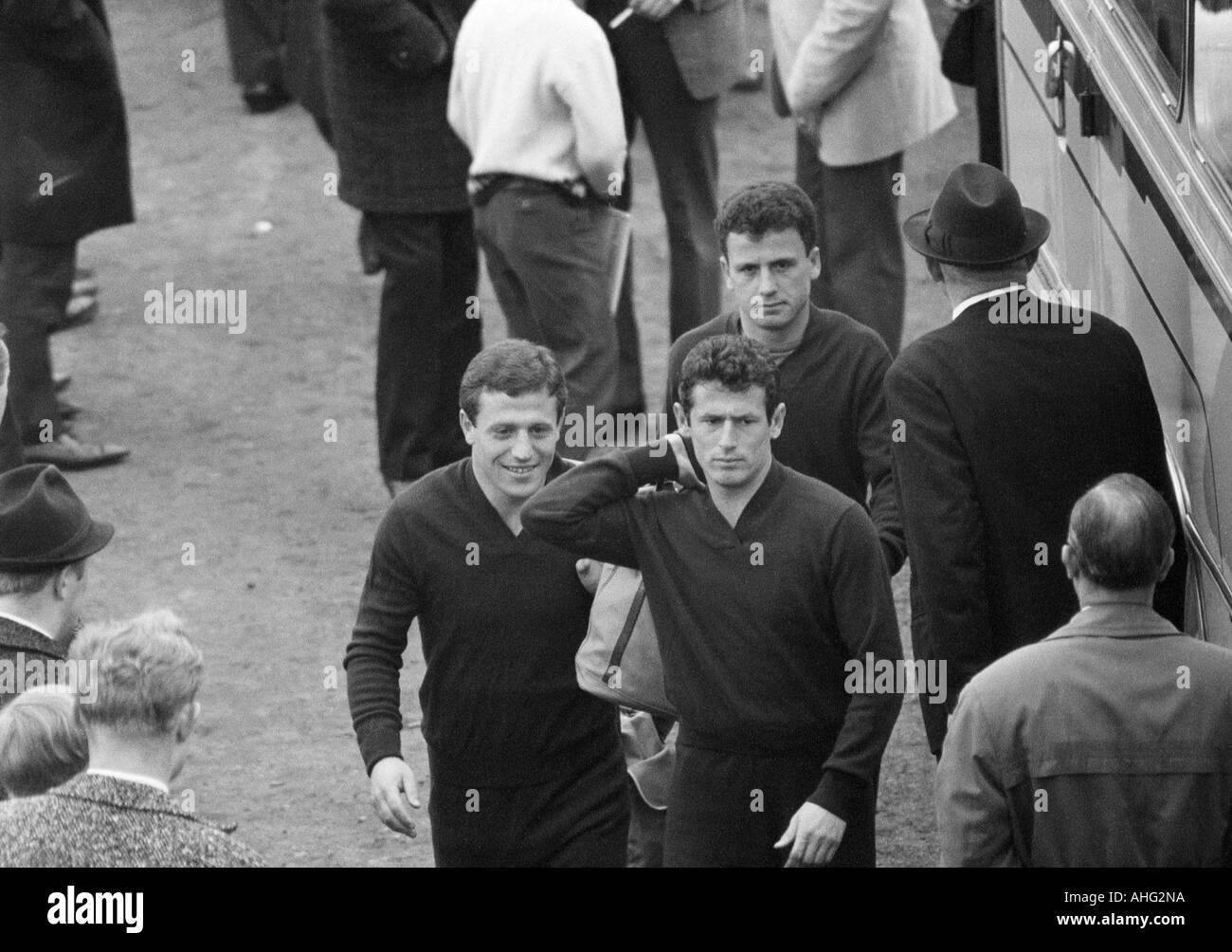 Football, championnat d'Europe 1968, tour de qualification, groupe 4, stade Rote Erde à Dortmund, en 1967, l'Allemagne contre l'Albanie 6:0, les joueurs de football Albanais viennent au stade Banque D'Images