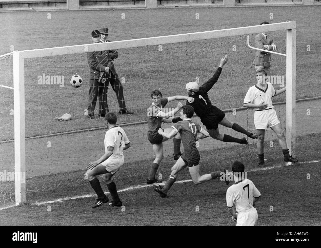 Regionalliga West, football, 1966/1967, Jahn Stadium à Marl, Marl-Huels TSV versus ETB Schwarz-Weiss Essen 2:1, scène du match, f.l.t.r. Karlheinz Mozin (ETB), Heinz Juergen Kinker (Marne), Gerd Linka (Marne), keeper Hermann Merchel (ETB), Ulrich Braun Banque D'Images