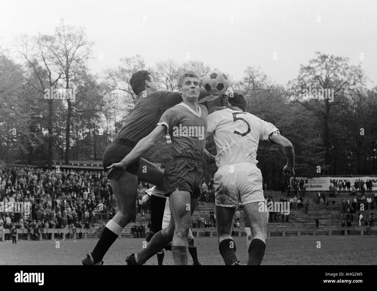 Regionalliga West, football, 1966/1967, Jahn Stadium à Marl, Marl-Huels TSV versus ETB Schwarz-Weiss Essen 2:1, scène du match, f.l.t.r. Gudasch Manfred keeper (Marl) enregistre la balle, Helmut Laszig (Marne), Hans Hülsmann (ETB, 5) Banque D'Images