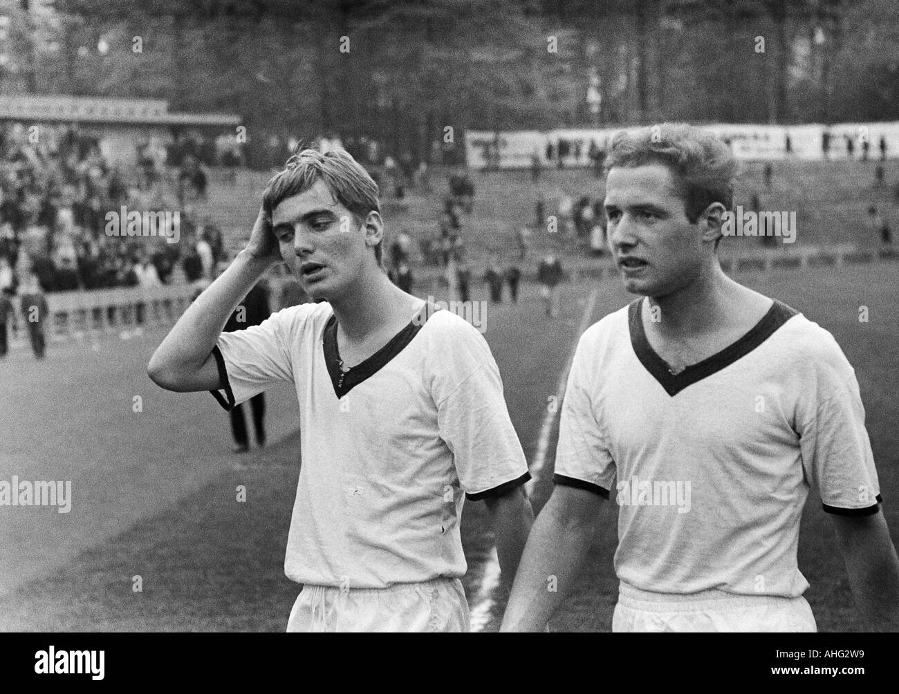 Regionalliga West, football, 1966/1967, Jahn Stadium à Marl, Marl-Huels TSV versus ETB Schwarz-Weiss Essen 2:1, les joueurs de football de quitter le terrain, gauche Manfred Nieswandt (ETB), droite Manfred Kaufmann (ETB) Banque D'Images