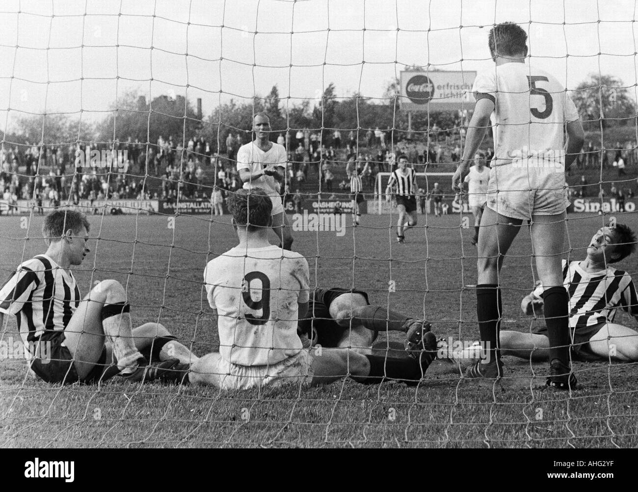 Regionalliga West, football, 1966/1967, le stade suis Uhlenkrug à Essen, ETB Schwarz-Weiss Essen versus le SSV Hagen 0:0, scène du match, l'absence de chance de marquer, f.l.t.r. Essen Alfred Semelka (ETB), Heinz Lubanski (SSV, 9), Volkmar Schmitt-Kling (SSV), garder Banque D'Images