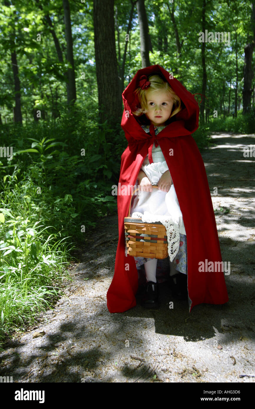 Little red riding hood promenades sur le chemin dans la forêt Banque D'Images