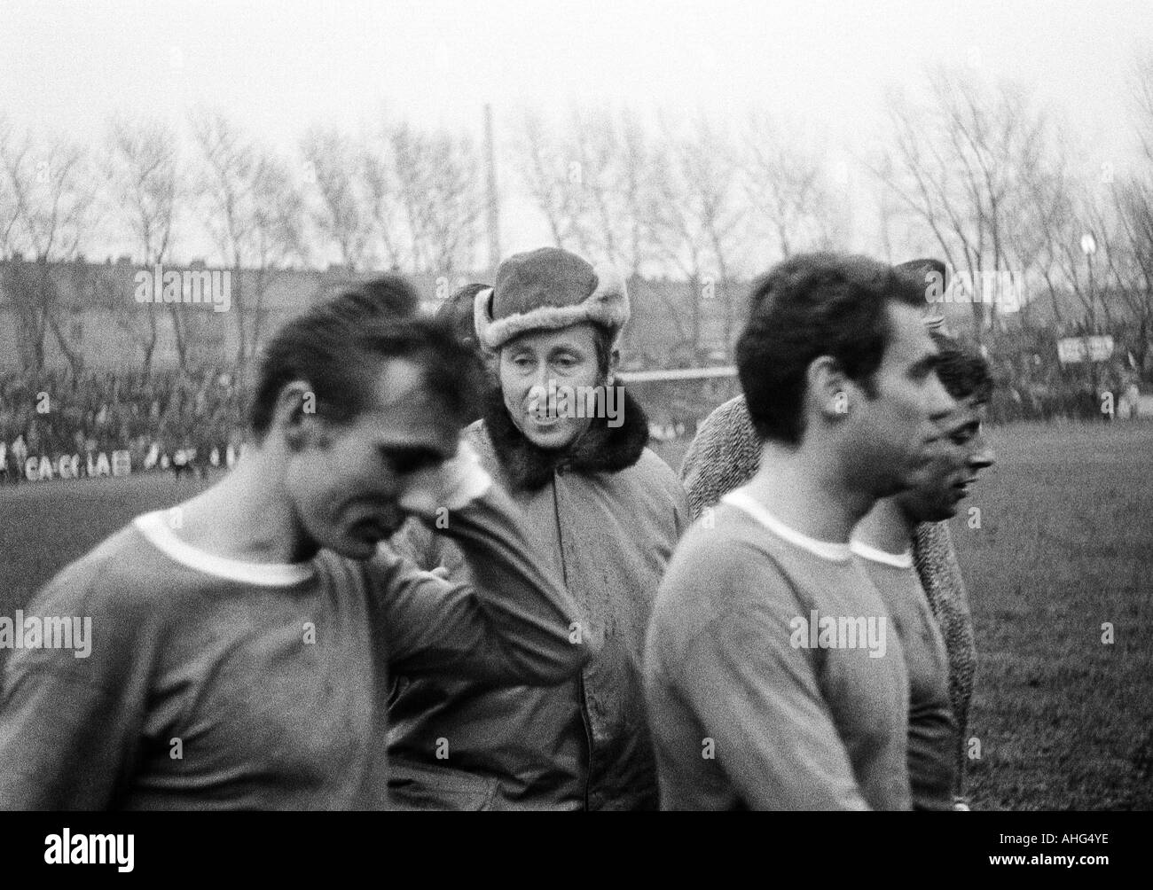 Football, Bundesliga, 1968/1969, Glueckaufkampfbahn Stadium à Gelsenkirchen, le FC Schalke 04 contre Kickers Offenbach 3:0, les joueurs de football de quitter le terrain, f.l.t.r. Reinhard Libuda, entraîneur Rudolf Gutendorf, Franz Hasil, Klaus Senger (tous) Schalke Banque D'Images