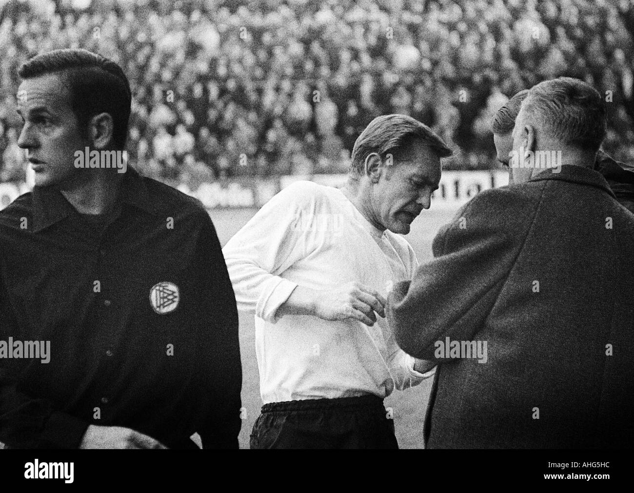 Football, Bundesliga 1968/1969 Borussia Moenchengladbach, contre Eintracht Francfort 2:3, Boekelberg Stadium, blessé football player Helmut Kraus (Francfort), à gauche un arbitre assistant Banque D'Images