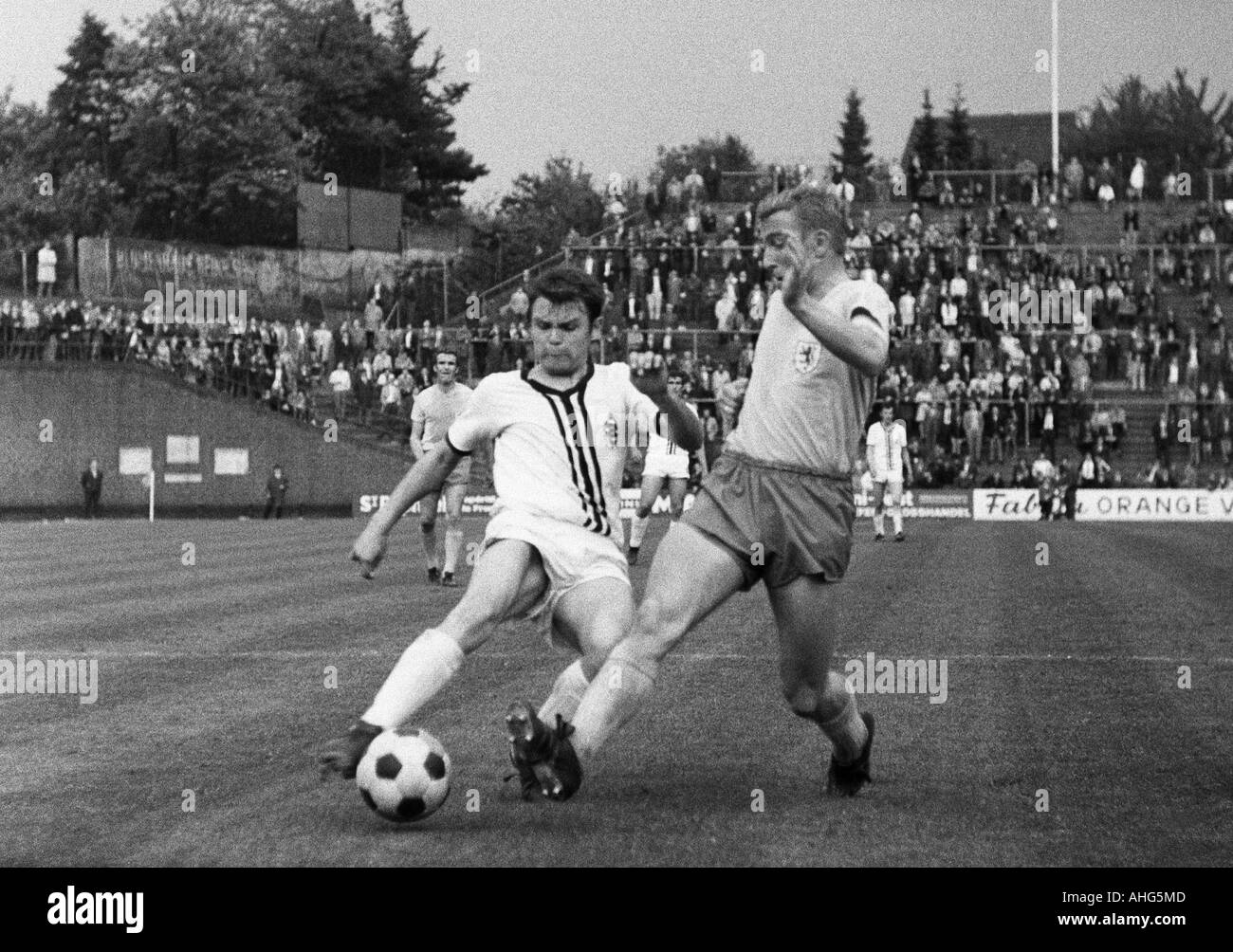 Football, Bundesliga, 1968/1969, Boekelberg Borussia Moenchengladbach, du stade et de l'Eintracht Brunswick 1:1, scène du match, duel entre Herbert Laumen (gauche) et Peter Kaack (Braunschweig) Banque D'Images