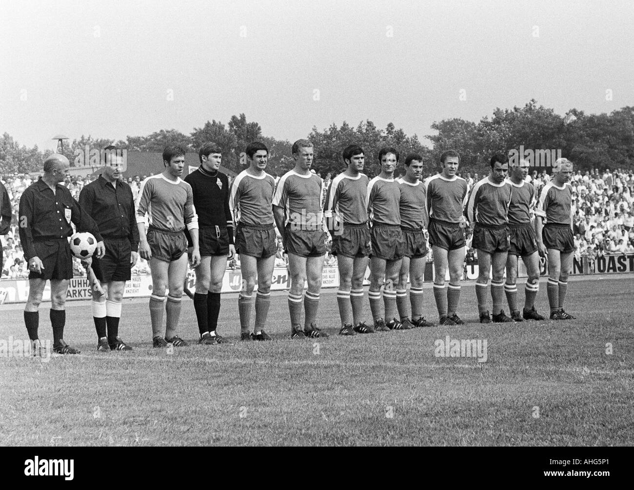 Football, promotion 1968/1969 Regionalliga, match à la Bundesliga 1969/1970, poste d'Oberhausen et SV Alsenborn 4:1, stade Niederrhein à Oberhausen, photo de groupe, photo de l'équipe de Alsenborn, f.l.t.r. Rudolf Kreitlein arbitre de Stuttgart un Banque D'Images