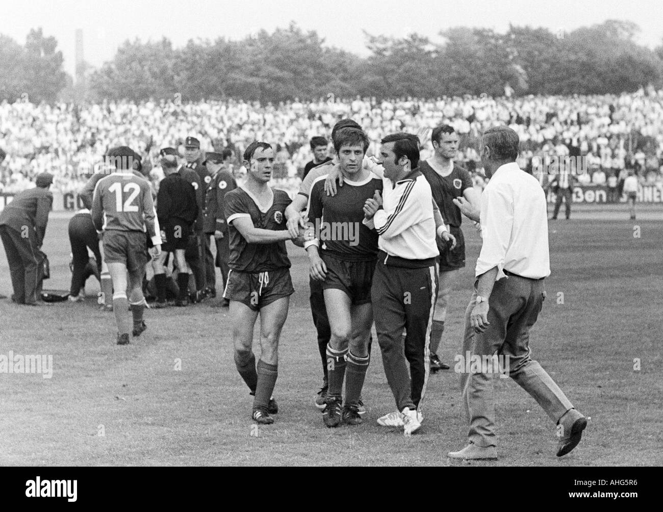 Joueur de football a été envoyé, l'envoi de force à Lorenz Horr (Alsenborn) pour un jeu déloyal, f.l.t.r. Erwin Schwehm, Alsenborn (12), arbitre Rudolf Kreitlein de Stuttgart, Werner (Ohm) RWO, keeper Wolfgang Scheid (RWO) derrière, Lorenz Horr (Alsenborn, caretake) Banque D'Images