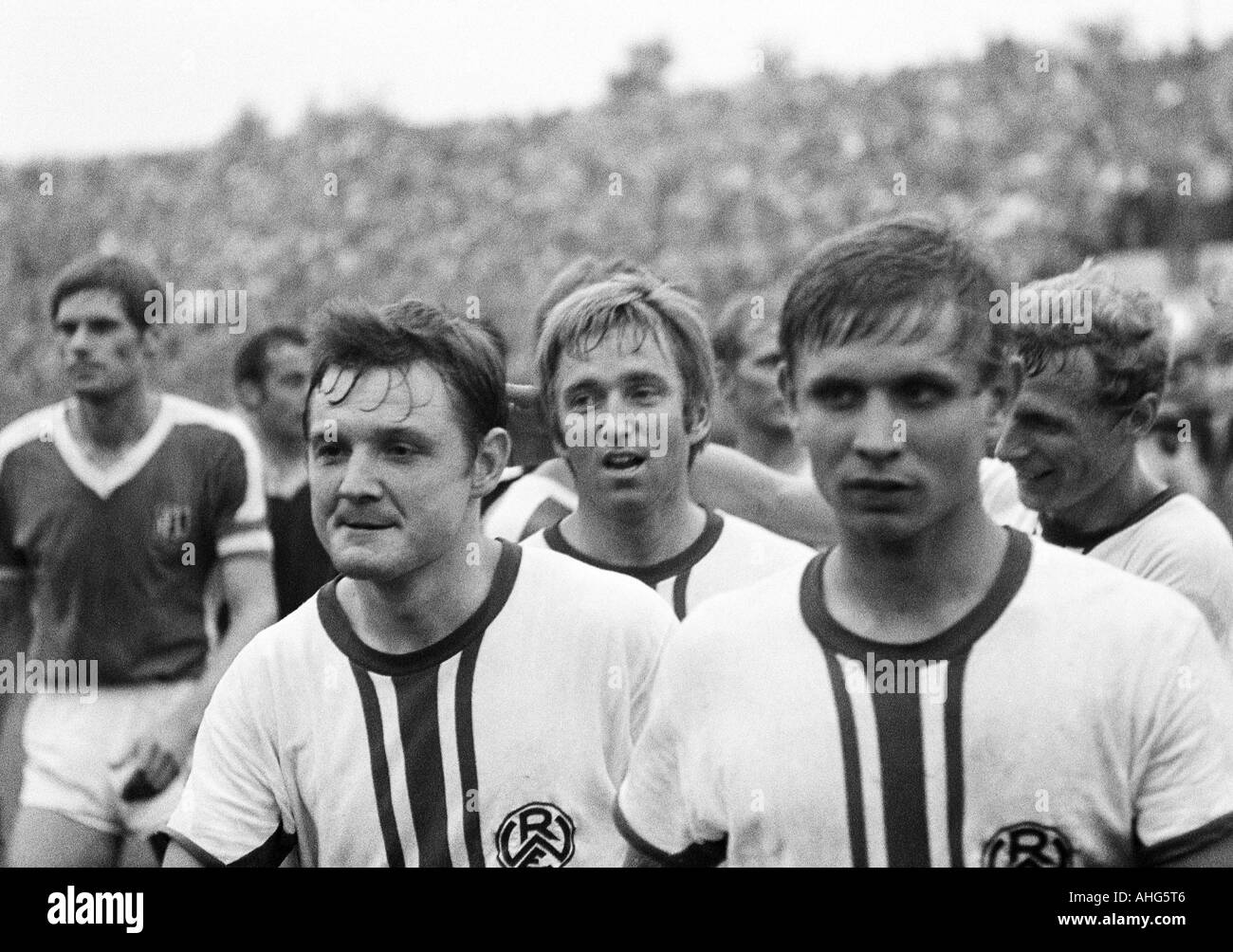 Football, promotion 1968/1969 Regionalliga, match à la Bundesliga 1969/1970, poste d'Essen contre le VfL Osnabrück 3:1, stade an der Hafenstrasse à Essen, et réjouissez-vous joueurs de football, après cette victoire Poste d'Essen a été promu au premier ministre l'allemand Banque D'Images